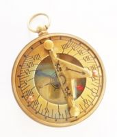 Kompass mit Sonnenuhr und hundertjährigem Kalender