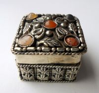 Schmuck-Dose mit Halbedelstein Karneol
